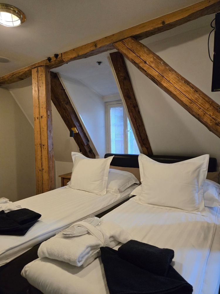 エストニアのタリン旧市街のホテルの部屋の中