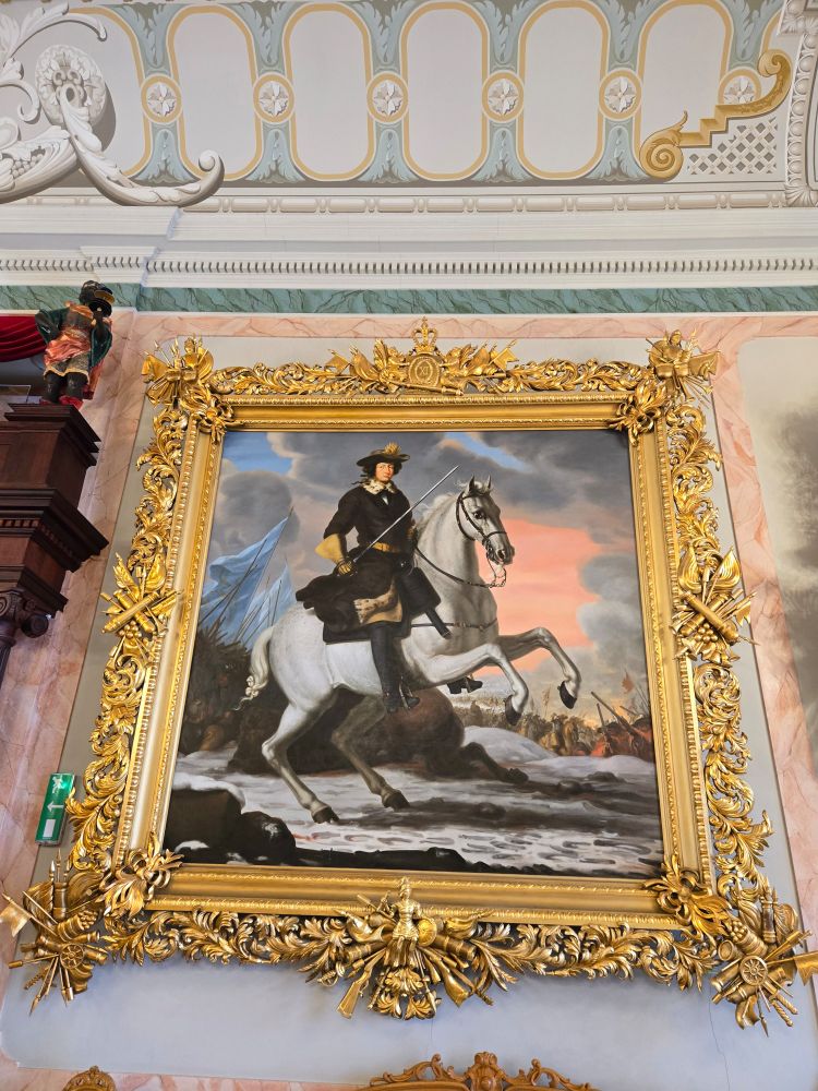 ラトビアのリガ旧市街
ブラックヘッドハウス
壁に絵画が飾られている