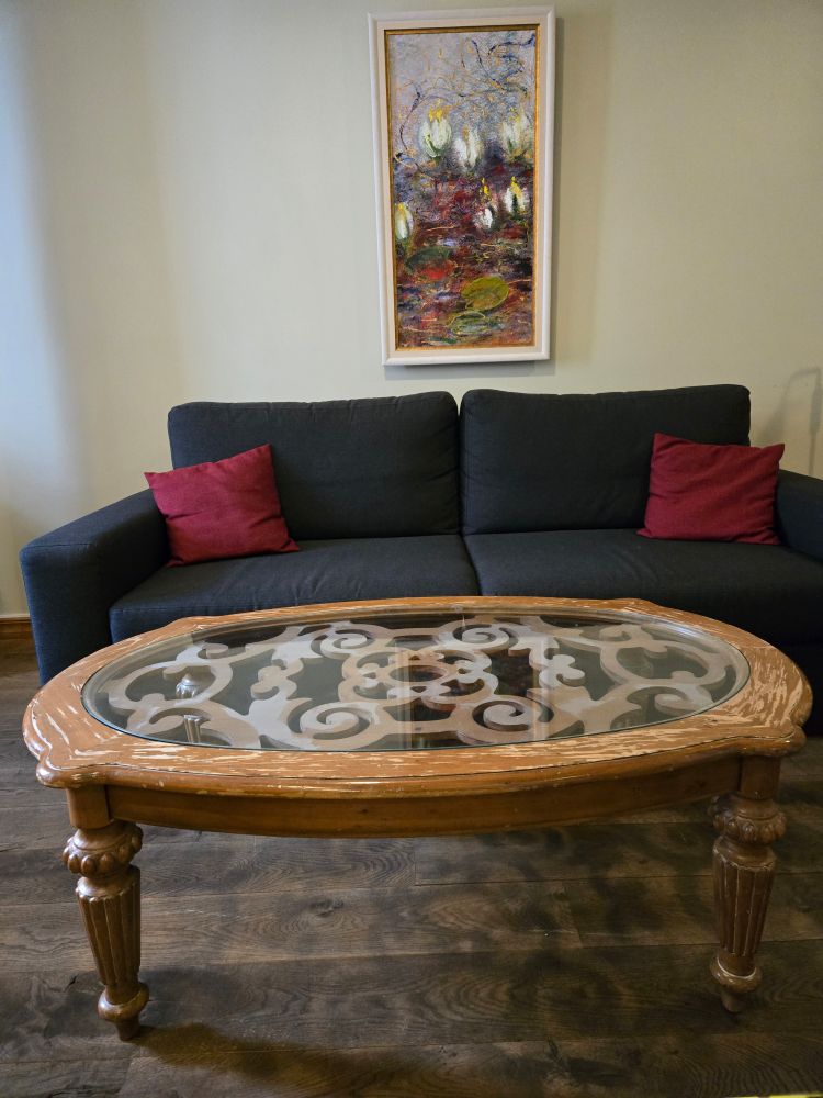 エストニアのタリン旧市街のホテルの部屋の中
テーブルの向こうにソファー
壁には絵画が飾られている