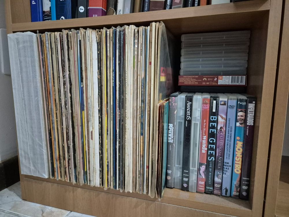Prateleira com LPs e DVDs diversos