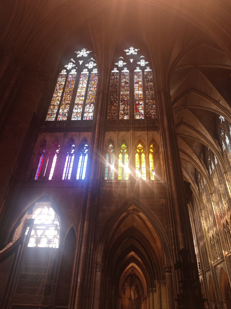 Vue sur le bras sud du transept de la cathédrale et son triforium ajouré brillant de diverses couleurs 