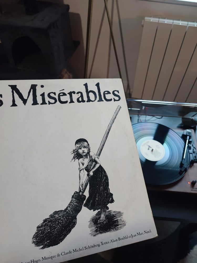 Vinyle de la première édition des Misérables devant un tourne disque 