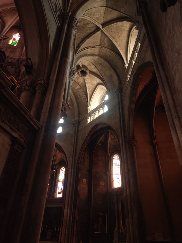 Vue sur le déambulatoire, ses voûtes et les vitraux de la basilique 