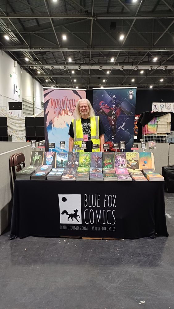 A pretty tired looking Simon behind the mind bogglingly beautiful Blue Fox table at MCM London comic con. He's also wearing a yellow high vis jacket which is doing nothing for his complexion. 