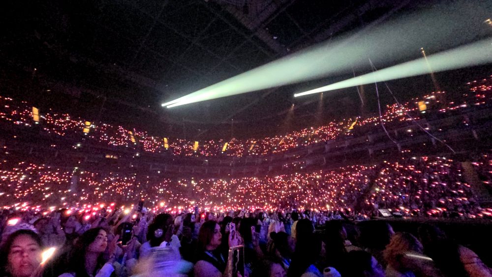 The O2 area, with 1000s of pink lights in the arena. 