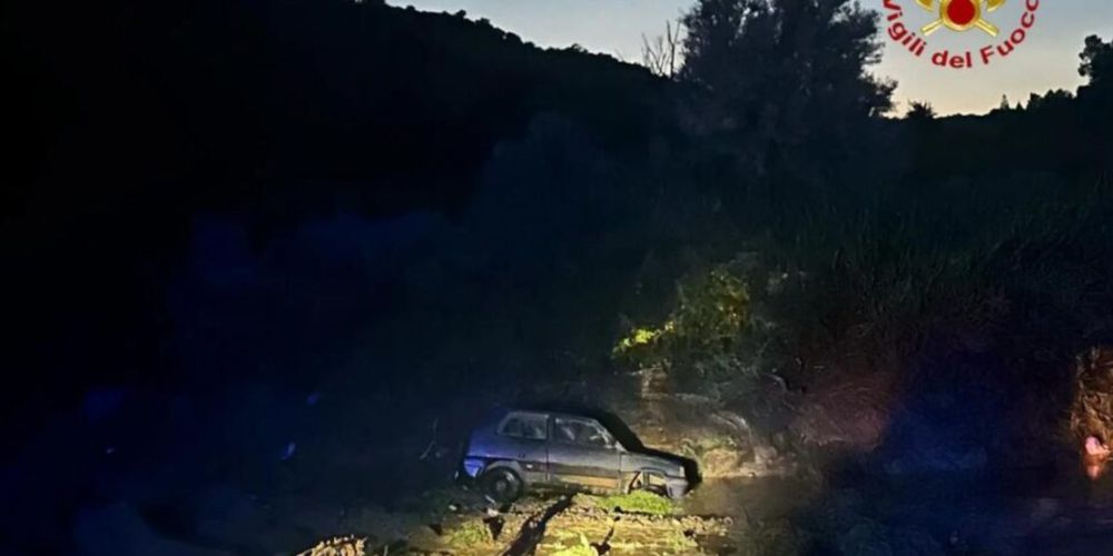 Sul posto stanno operando i vigili del fuoco