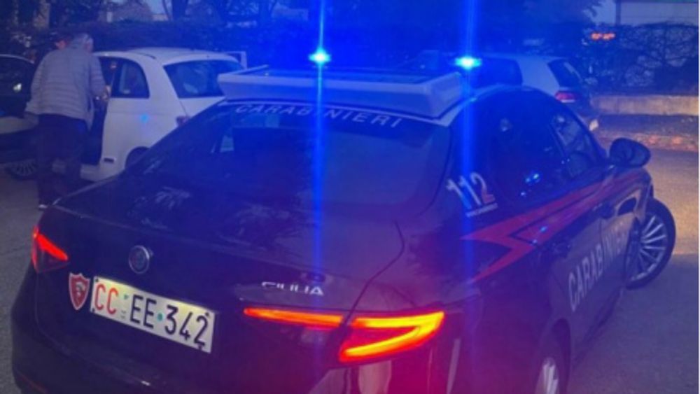 Tunisino irregolare scaglia un monopattino contro l'auto dei Carabinieri, fermato e denunciato