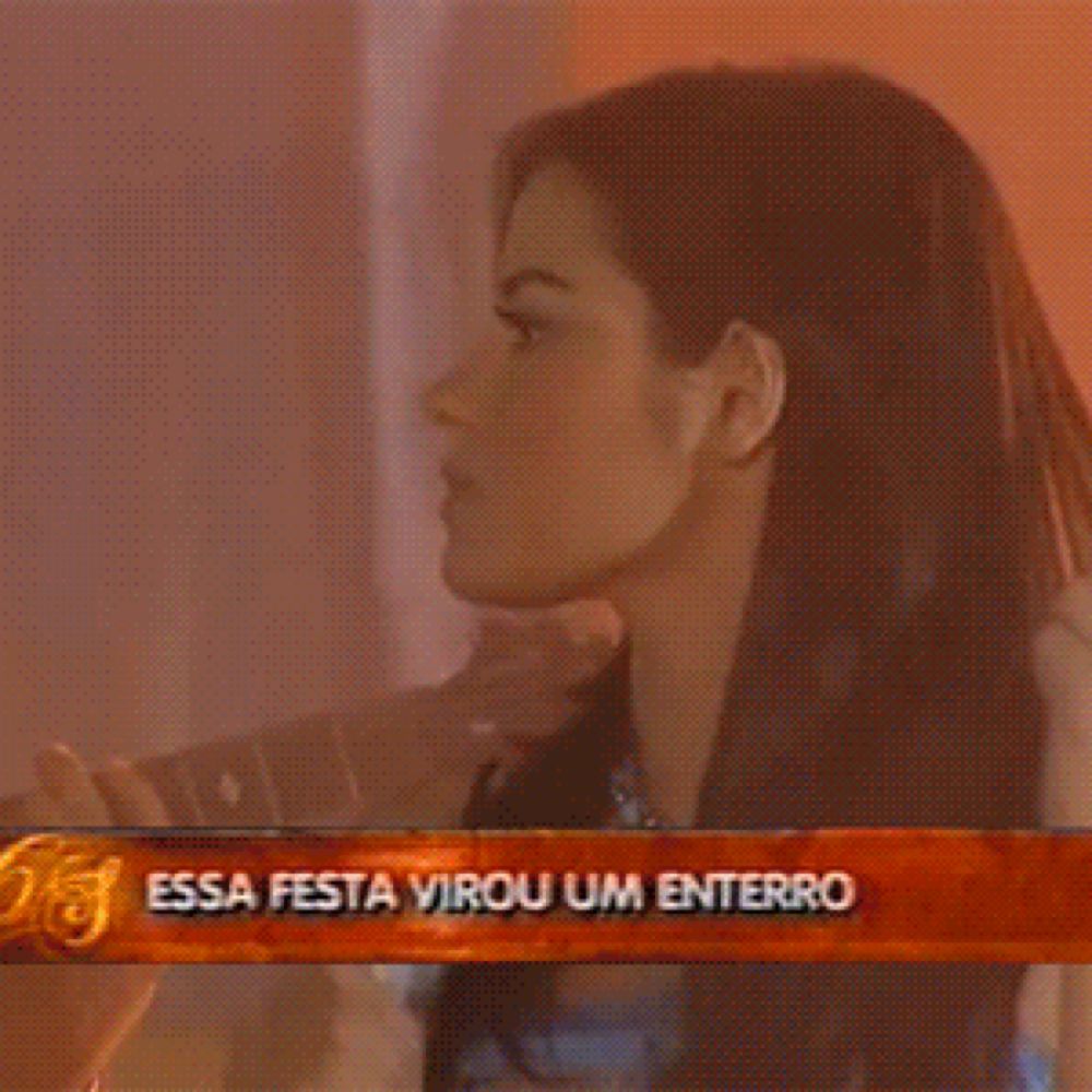 a group of people standing on a stage in front of a banner that says essa festa virou um enterro