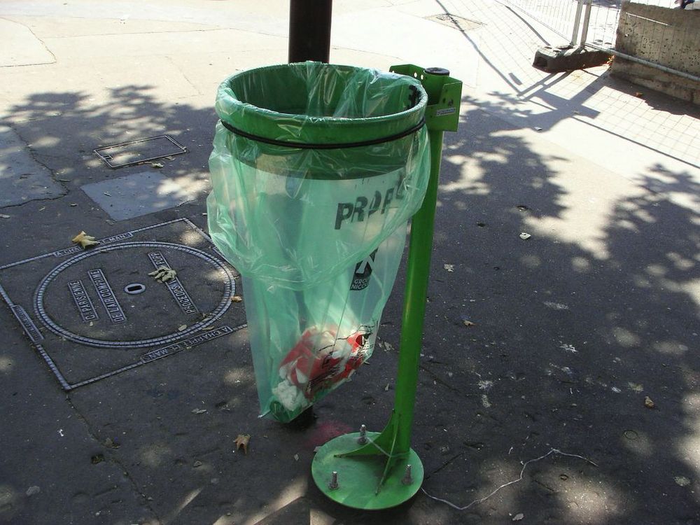 Image of a trash receptacle in Paris.