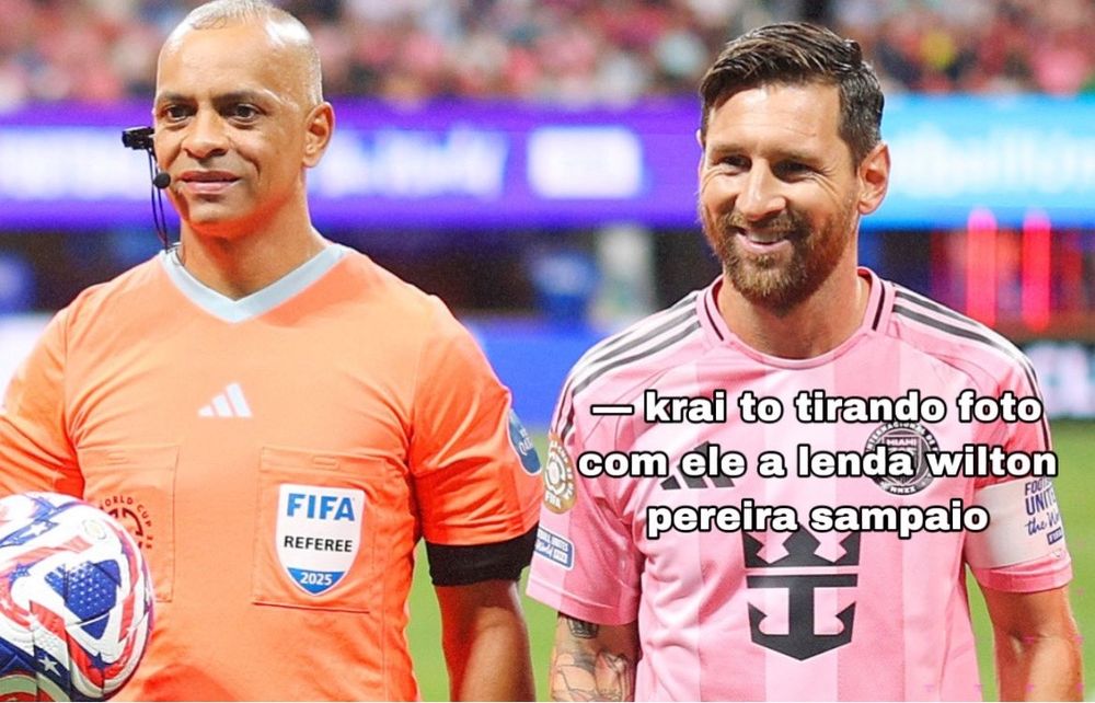 Foto da grande lenda árbitro Wilton Pereira Sampaio ao lado de seu grande fã Lionel Messi. Na frente da imagem de messi há um texto em forma de diálogo "krai to tirando foto com ele a lenda Wilton Pereira Sampaio"