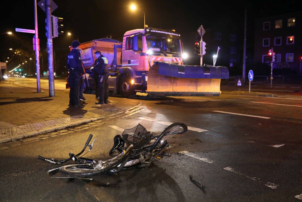 Winterdienst-Lkw überrollt Radfahrerin – 28-Jährige schwer verletzt