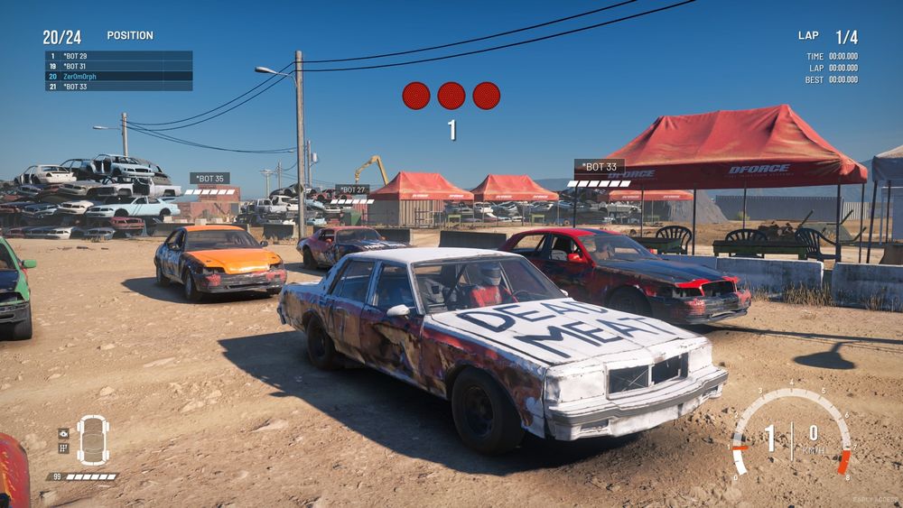 Ein Pontiac Bonneville steht auf sandigem Weg auf einem Schrottplatz. Um ihn rum andere Autos in Stock Car Zustand, ein paar rote Pavillons deuten auf ein Ereignis hin.