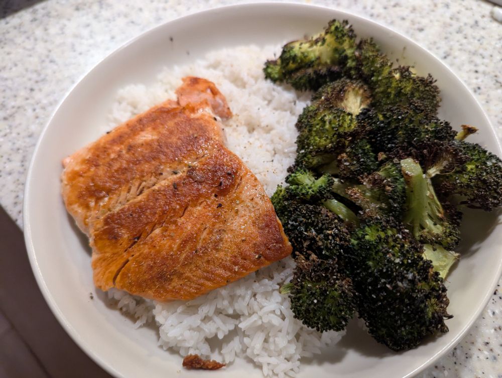 Salmo kaj rostita brokolo, sur rizo