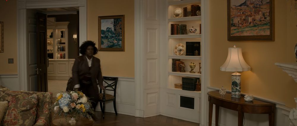 Capture d'écran La Résidence Netflix, un salon avec un tableau de Cézanne accroché au mur.