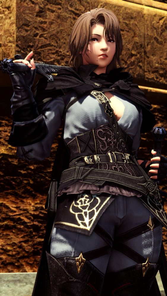 A midlander stands against a wall in Ul'dah, a Twinfang over her shoulder. She raises a brow in question, staring just away from the camera with a confused expression.