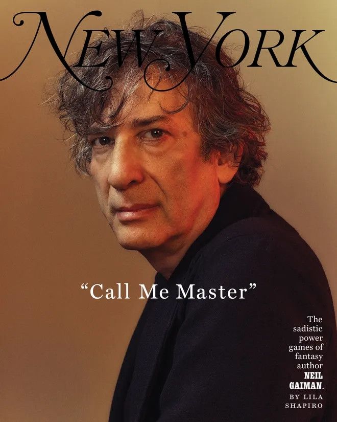 Capa da revista New York Magazine via Vulture com o autor Neil Gaiman. Ele está de lado num fundo vazio meio amarelado, mas com o rosto virado para a câmera. O Aufor veste uma roupa preta. No centro da capa o título: "Call me master" em branco e, no canto inferior direito, o texto: "The sadistic power games of autor Neil Gaiman. By Lila Shapiro"
