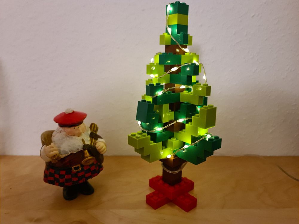 Ein kleiner Lego-Weihnachtsbaum mit LED-Beleuchtung und einem schottischen Weihnachtsmann.