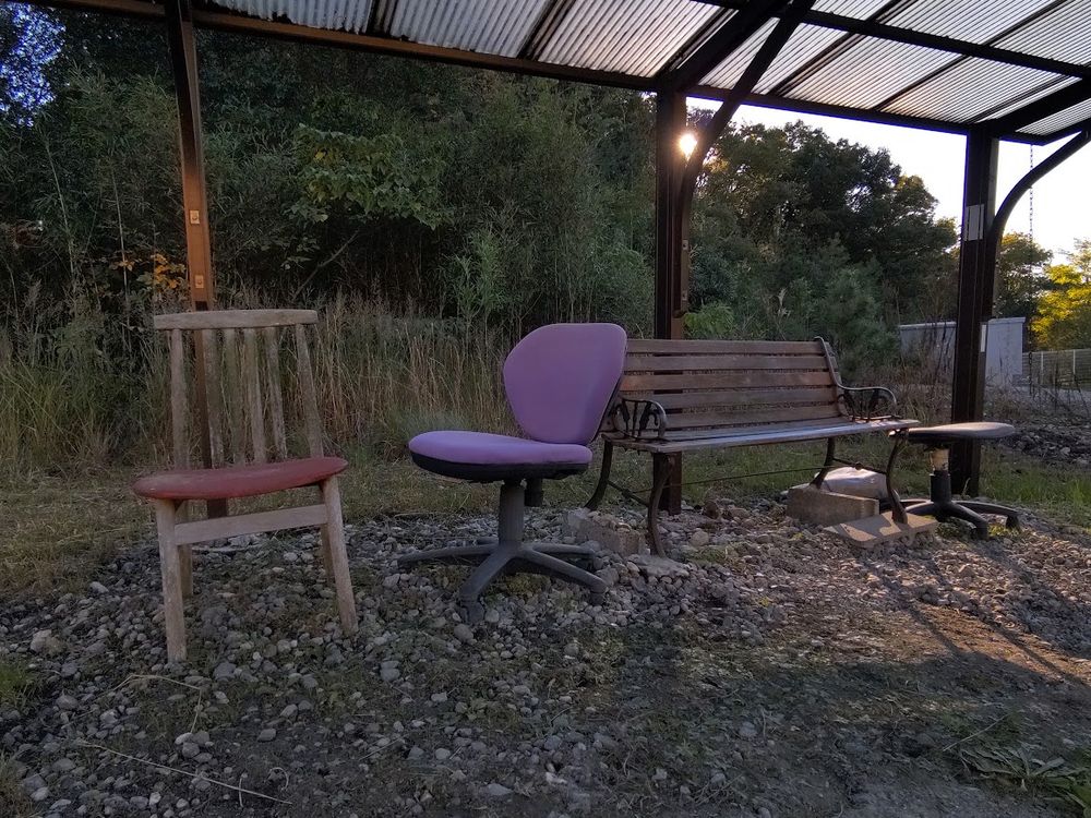 バス停前に並べられたバラバラの椅子