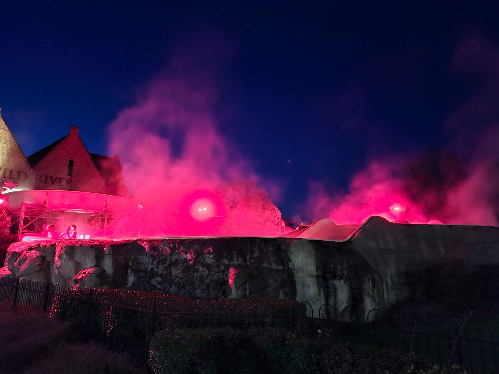 Illuminierter Wasserdampf steigt aus dem Outdoorbecken auf. 