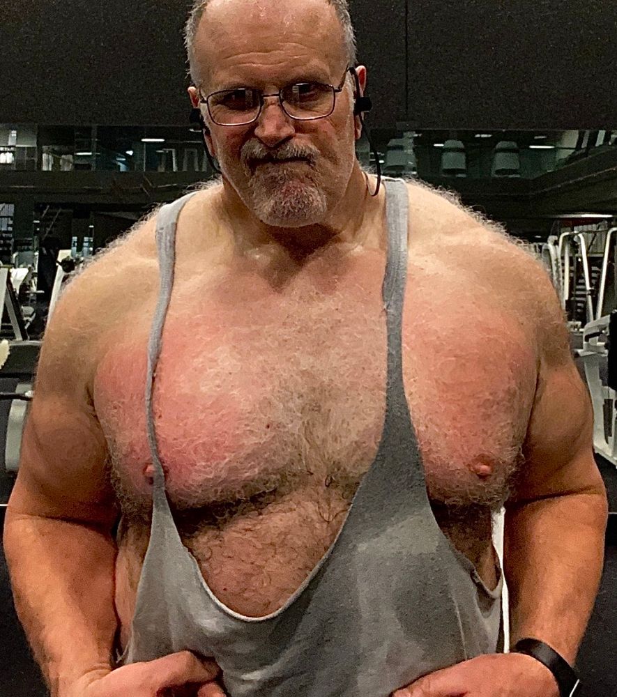 Gym floor selfie with shredded tank,