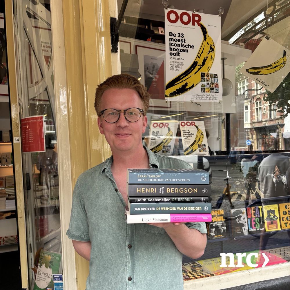 Boekverkoper Bob met de 5 beste non-fictie van de eerste helft van 2025 volgens NRC, van Lieke Marsman, Judith Koelemeijer, Sarah Tarlow, Jan Brokken, Emily Herring. Voor Athenaeum Boekhandel Spui.
