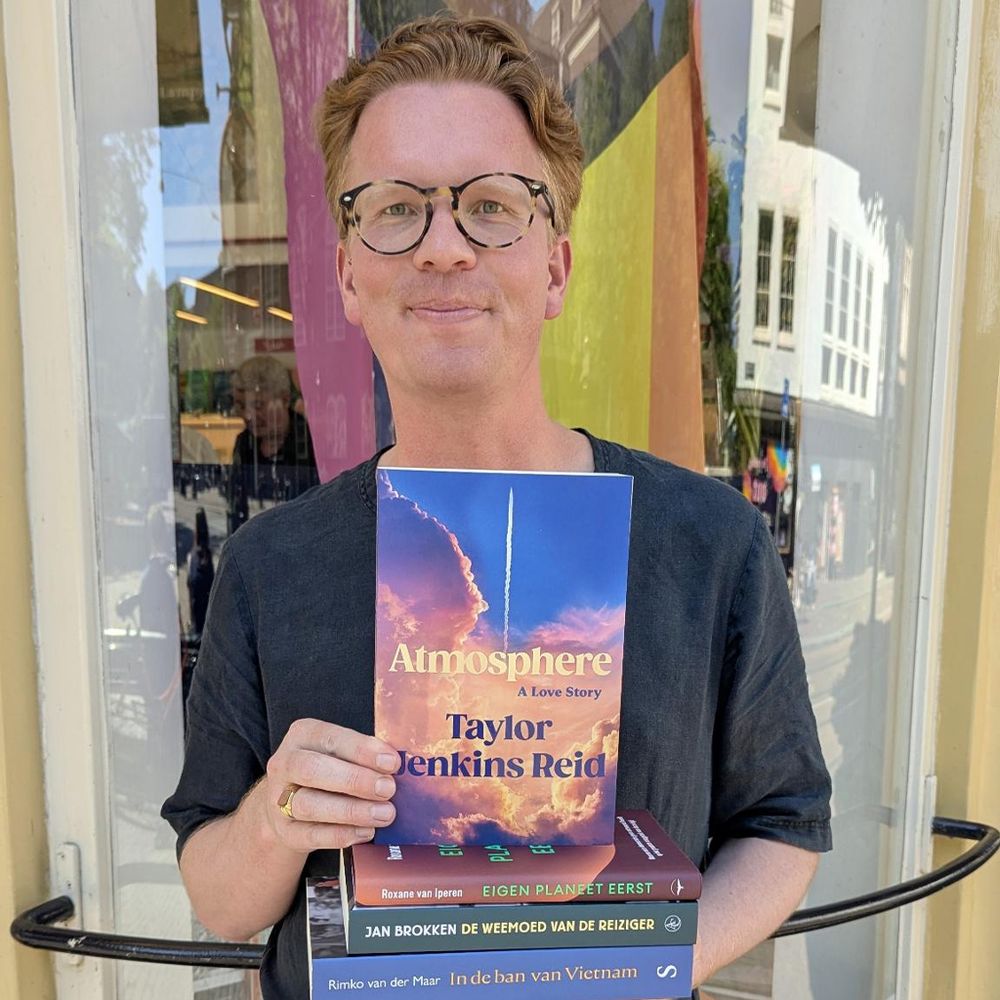 De beste boeken van het moment volgens NRC en Humo, omhooggehouden door boekverkoper Bob