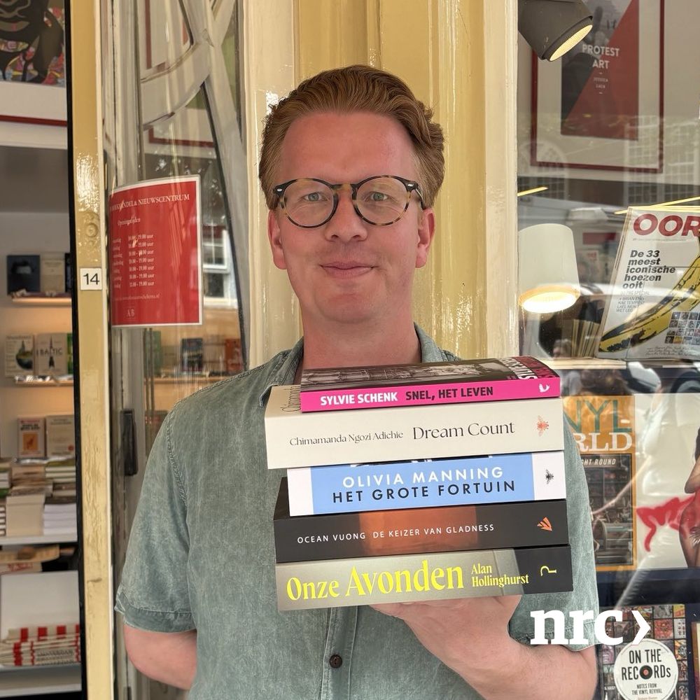 Boekverkoper Bob met de 5 beste vertaalde romans van de eerste helft van 2025 volgens NRC, van Chimamanda Ngozi Adichi, Ocean Vuong, Alan Hollinghurst, Olivia Manning en Sylvie Schenk. Voor Athenaeum Boekhandel Spui.