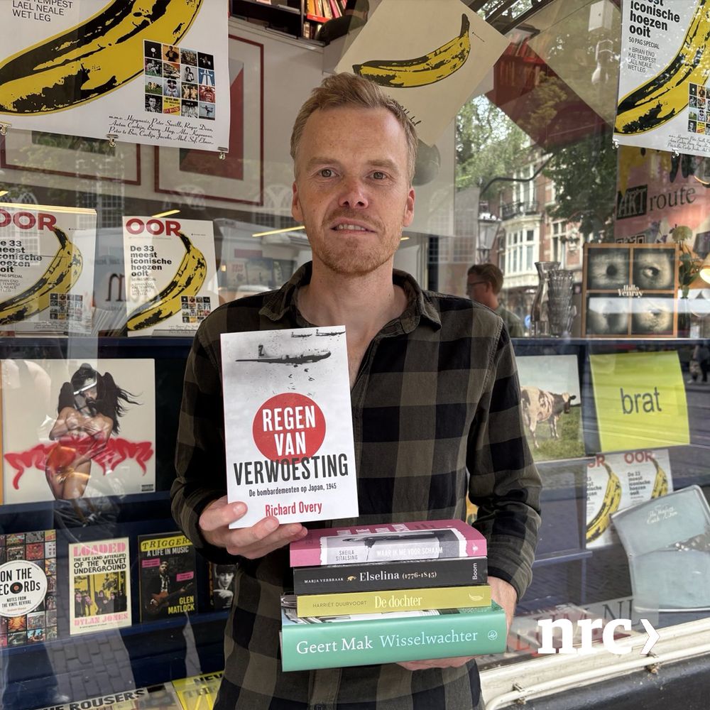 Boekverkoper Roel met de 5 beste geschiedenisboeken van de eerste helft van 2025 volgens NRC, van Geert Mak, Sheila Sitalsing, Harriët Duurvoort, Marja Verbraak en Richard Overy. Voor Athenaeum Boekhandel Spui.
