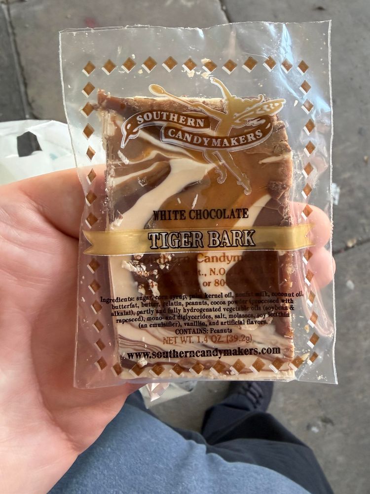 SOUTHERN
CANDY MAKERS
WHITE CHOCOLATE
TIGER BARK
Candy

CONTAINS: Peanuts
NET WT. 1.4 OZ. (39.2g)
www.southeracandymakers.com