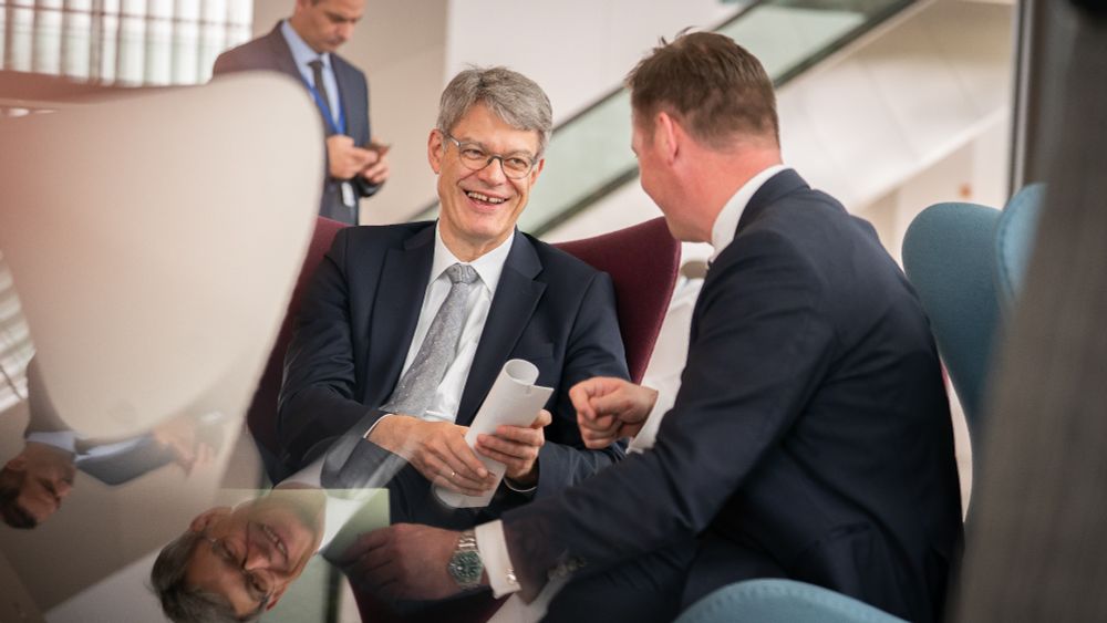 Patrick Schnieder und sein dänischer Amtskollege, Thomas Danielsen, sitzen sich in Sesseln gegenüber und sind in ein Gespräch vertieft.