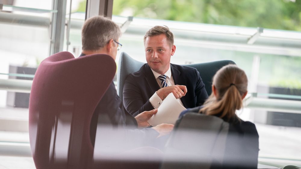 Patrick Schnieder und sein dänischer Amtskollege, Thomas Danielsen, sitzen sich in Sesseln gegenüber und sind in ein Gespräch vertieft.