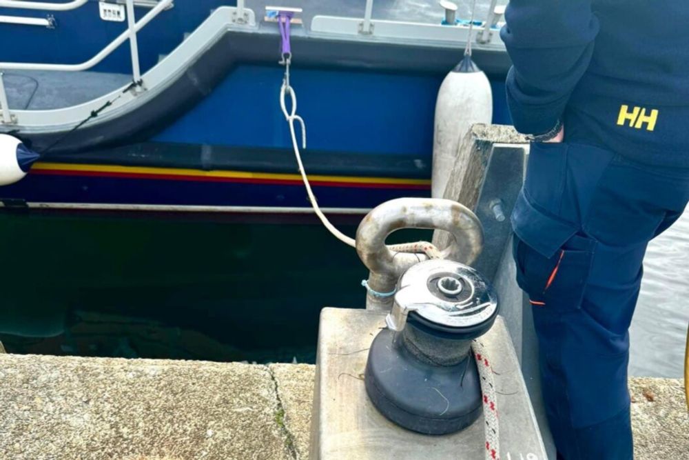 Mooring lines untied from Lerwick lifeboat  - The Shetland Times