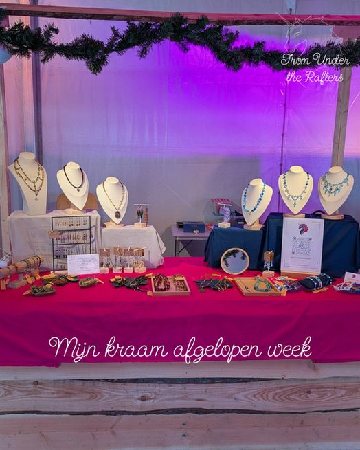 Een overzicht van de From Under the Rafters-kraam op Instavillage, met displays vol handgemaakte sieraden en warme, natuurlijke styling.