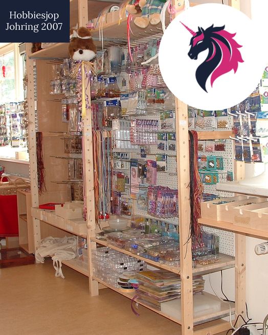 Een foto van hobbiesjop johring met voornamelijk een kast met kralen.