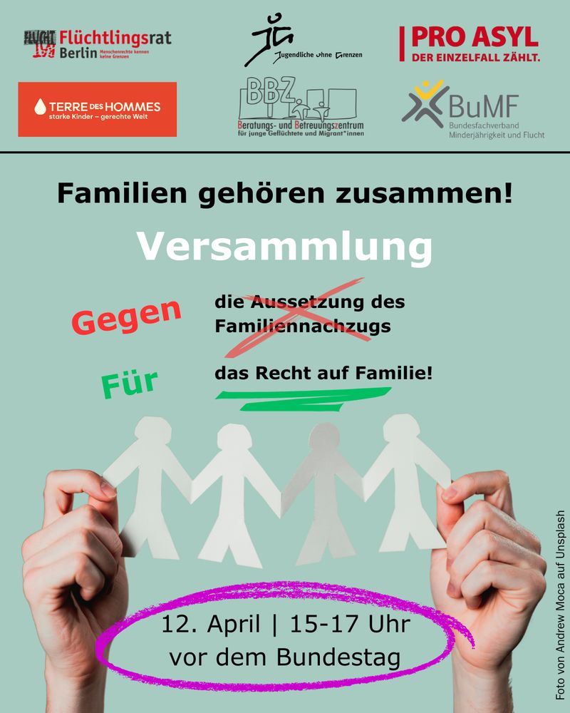 Zwei Hände halten vier Papiermenschen, die sich an den Händen halten.
