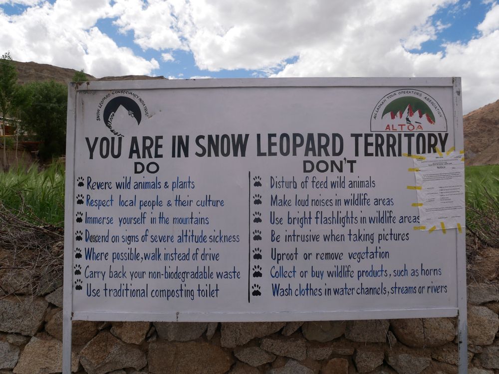 Panneau indiquant que l'on est sur le territoire du léopard des neiges