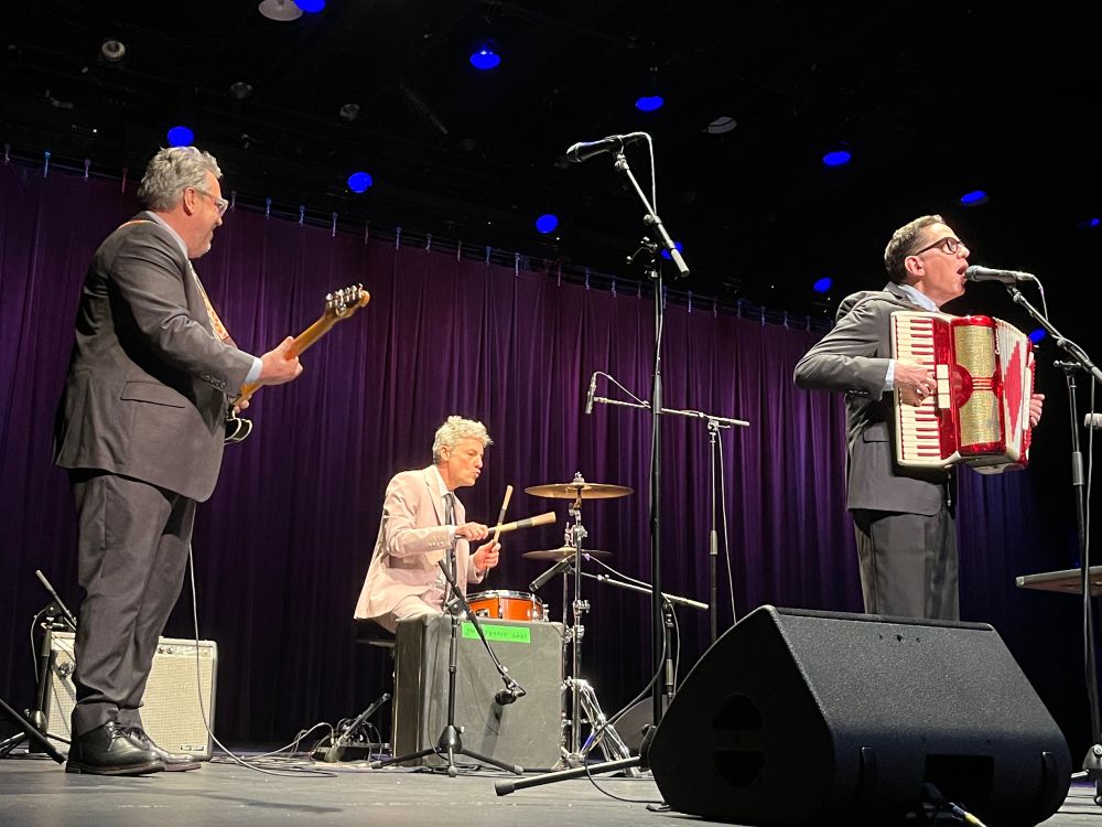 John Flansburgh, John Linnell, and Marty Beller on stage 
