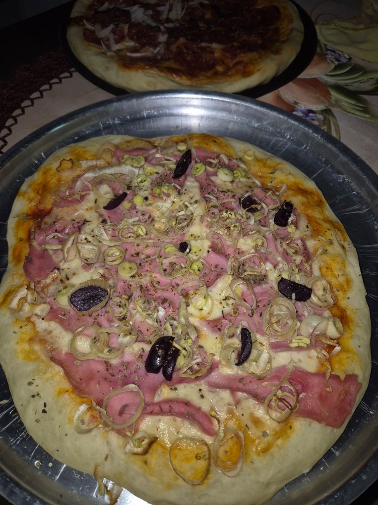 pizza de presunto com alho poró e azeitona.