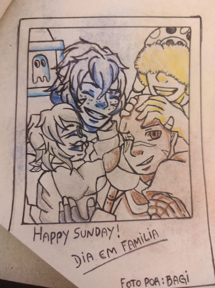 Desenho feito no papel como se fosse uma foto de polaroide, com uma família de dois homens com seus filhos, cada personagem pintado de uma cor que os representam