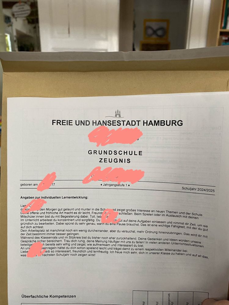 Grundschule Zeugnis, Jahrgangstufe 1 - bulletin d’école primaire de première classe (equivalent CP). Traduction dans les messages suivants