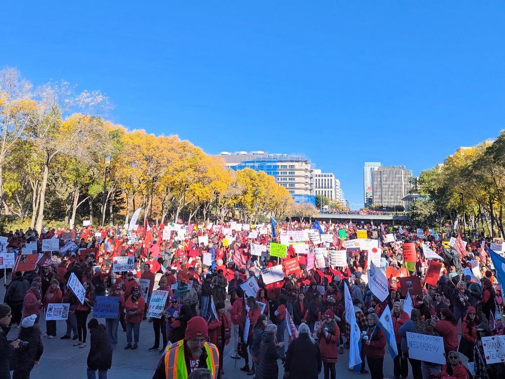 Huge crowd of protesters at the Alberta Legislature 