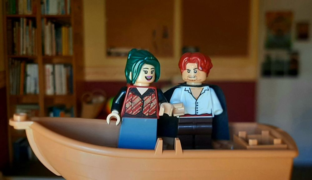 Figuras de Lego de Makino y Shanks de One Piece montados en una barquita también de Lego.