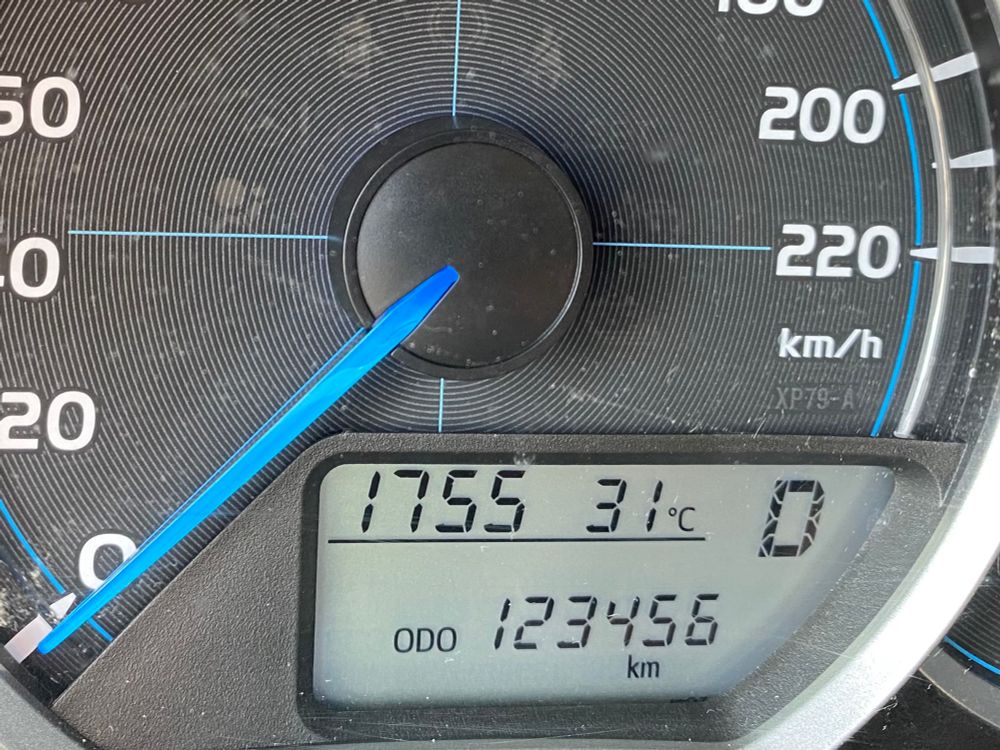 Un compteur de voiture affichant 1 2 3 4 5 6 kilomètres 