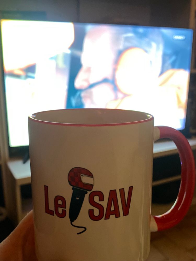 Un mug de café du SAV de la F1, pour se réveiller, devant la télé, pour le Grand prix de F1 d’Australie