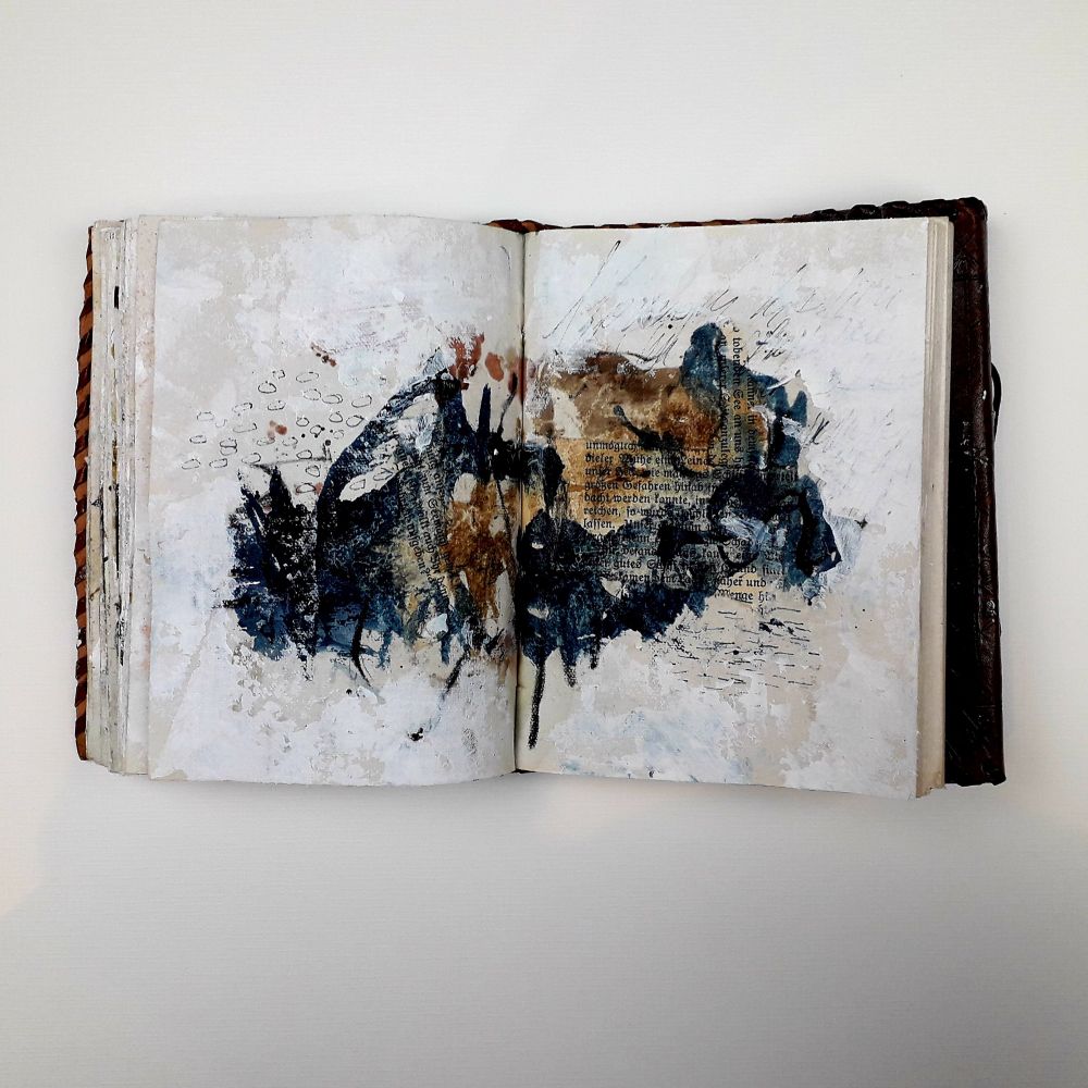 Ledergebundes Buch mit Büttenpapier, bearbeitet mit Stoffresten, Papieren, Acryl und Tuschen.