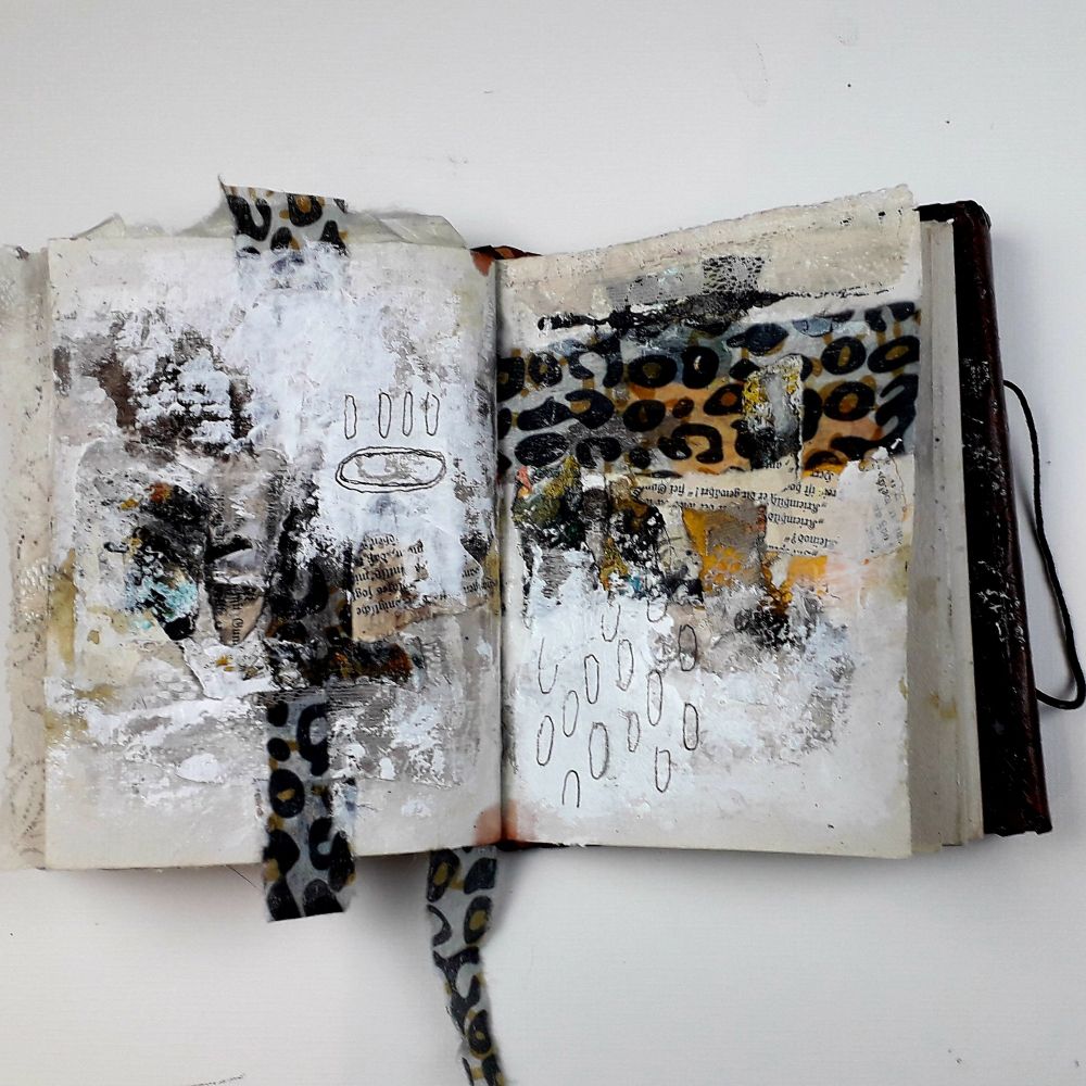 Ledergebundes Buch mit Büttenpapier, bearbeitet mit Stoffresten, Papieren, Acryl und Tuschen.