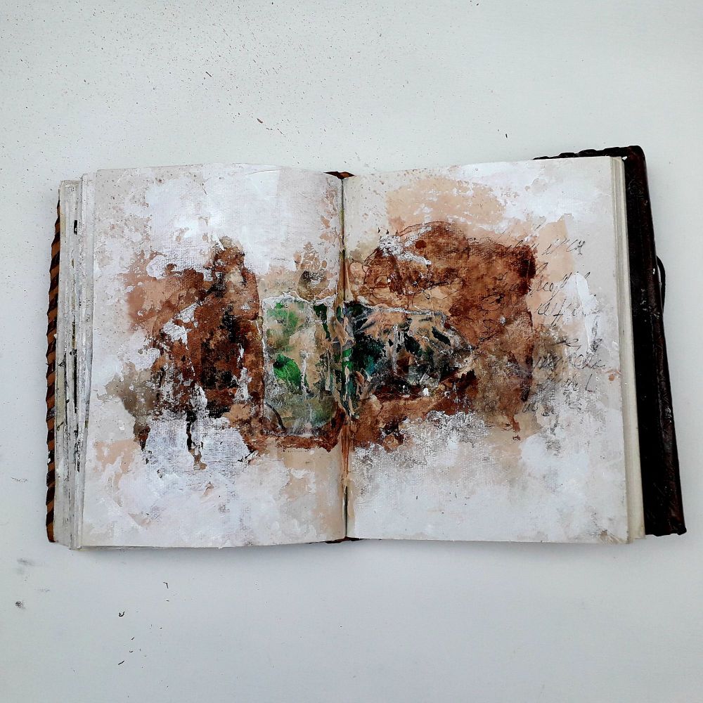 Ledergebundes Buch mit Büttenpapier, bearbeitet mit Stoffresten, Papieren, Acryl und Tuschen.