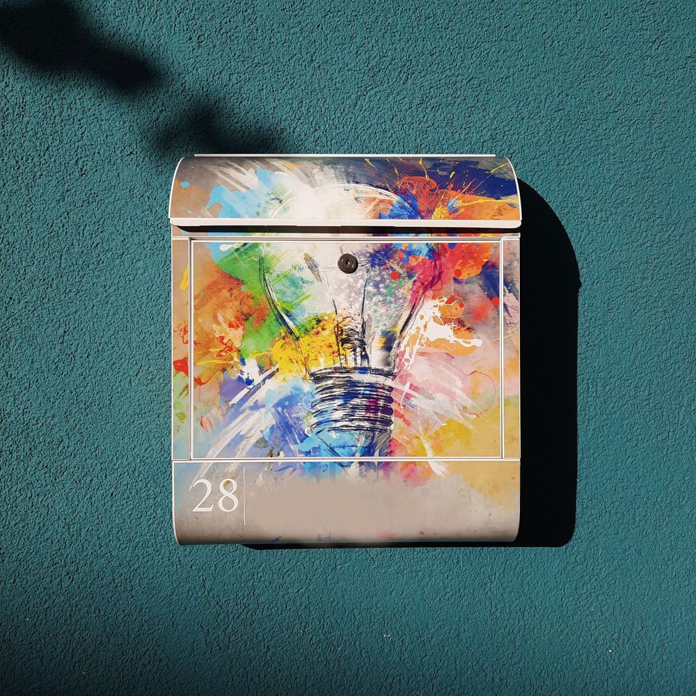 Hausbriefkasten mit bunter Bemalung vor blau-grünem Hintergrund. 