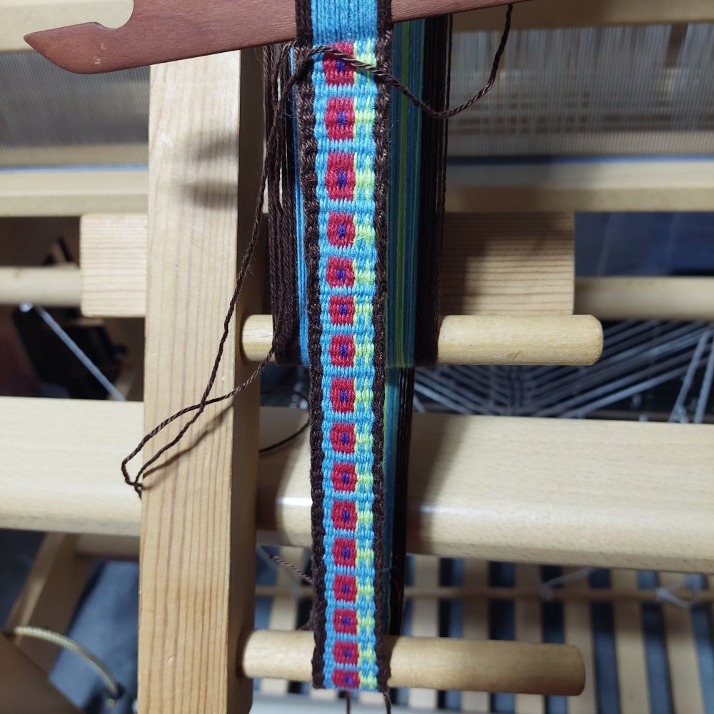 A band woven on an inkle loom, in turned krokbragd.
