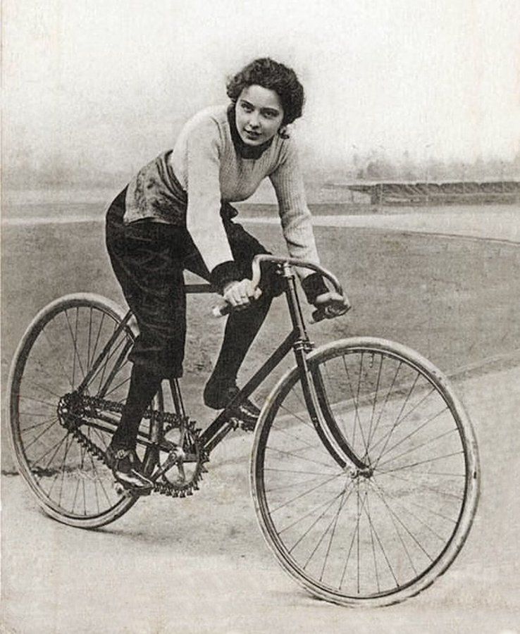 Photo of bicycle racer Hélène Dutrieu on a bicycle. Her bike is fitted with a Simpson lever chain, which you can learn more about here:
https://en.wikipedia.org/wiki/Simpson_chain